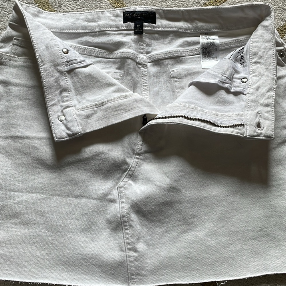 Banana Republic White Denim Skirt, Sz. 12 - Picture 4 of 8